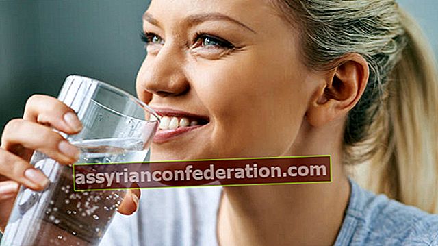 Bere molta acqua riduce i reclami di sinusite